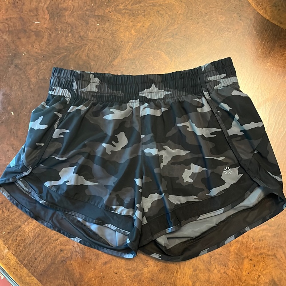 Athleta Size XS printed mesh racer run short 4”